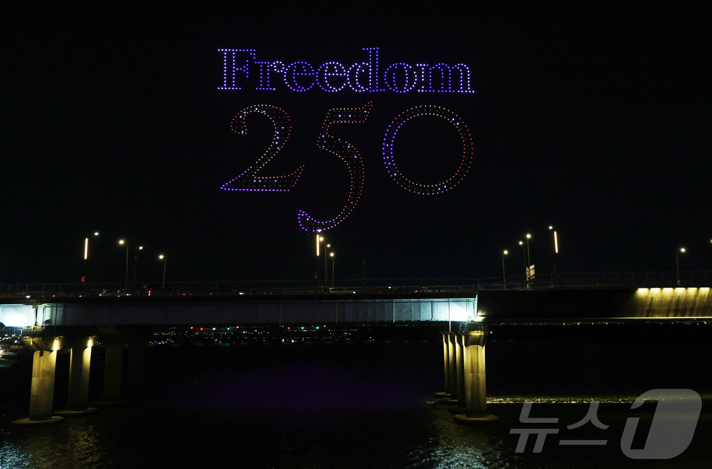 (서울=뉴스1) 사진공동취재단 = 4일 서울 마포대교 상공에서 '프리덤 250 기념 불꽃쇼 및 드론쇼'가 펼쳐지고 있다.이 행사는 미국 독립 250주년과 한미 동맹 및 우정을 기념 …