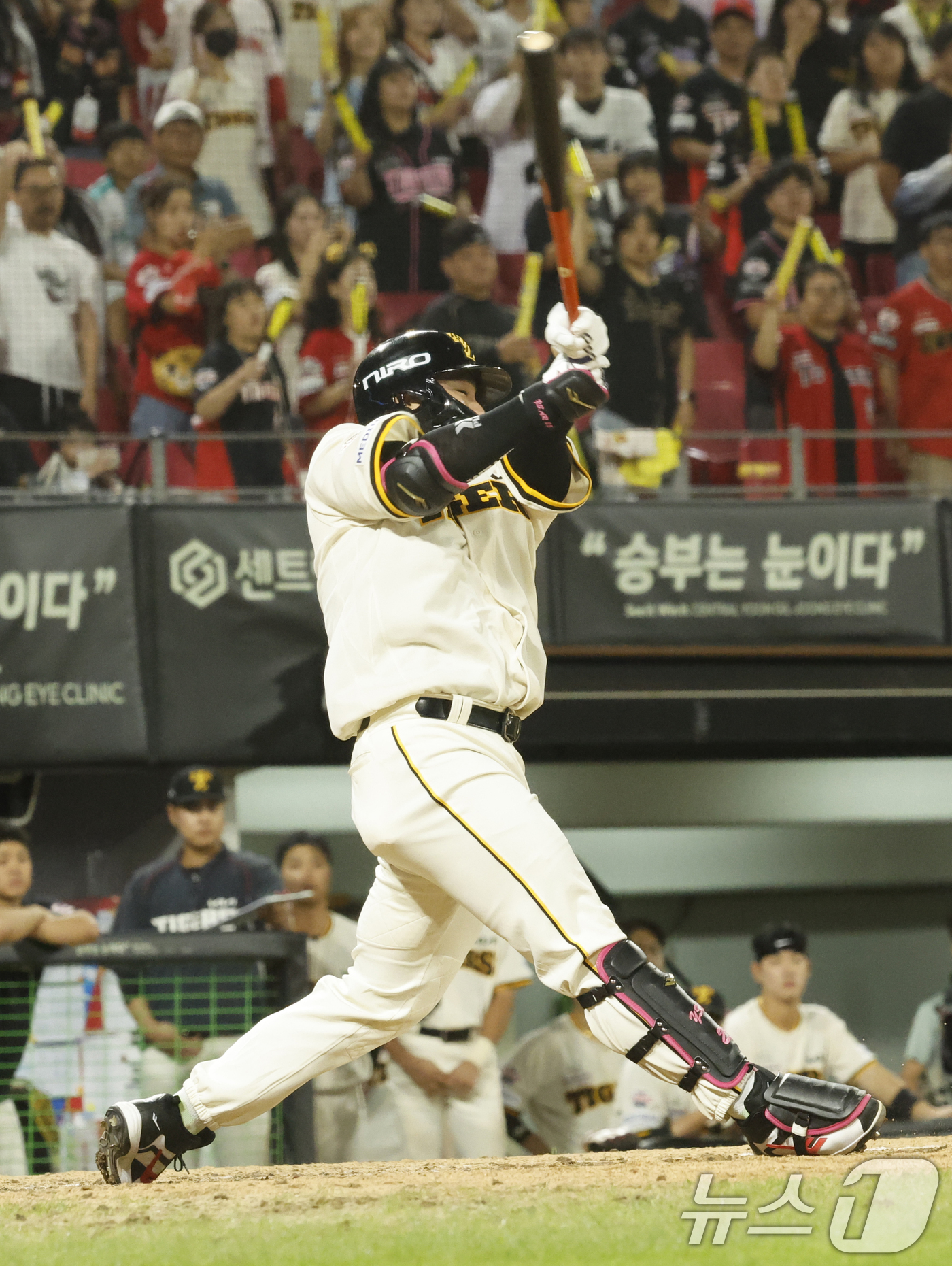 (광주=뉴스1) 김태성 기자 = 4일 광주 챔피언스필드에서 열린 2026 신한 SOL KBO리그 기아 타이거즈와 KT위즈의 경기 8회말 기아가 1대2로 지고 있는 만루 상황에서 한 …