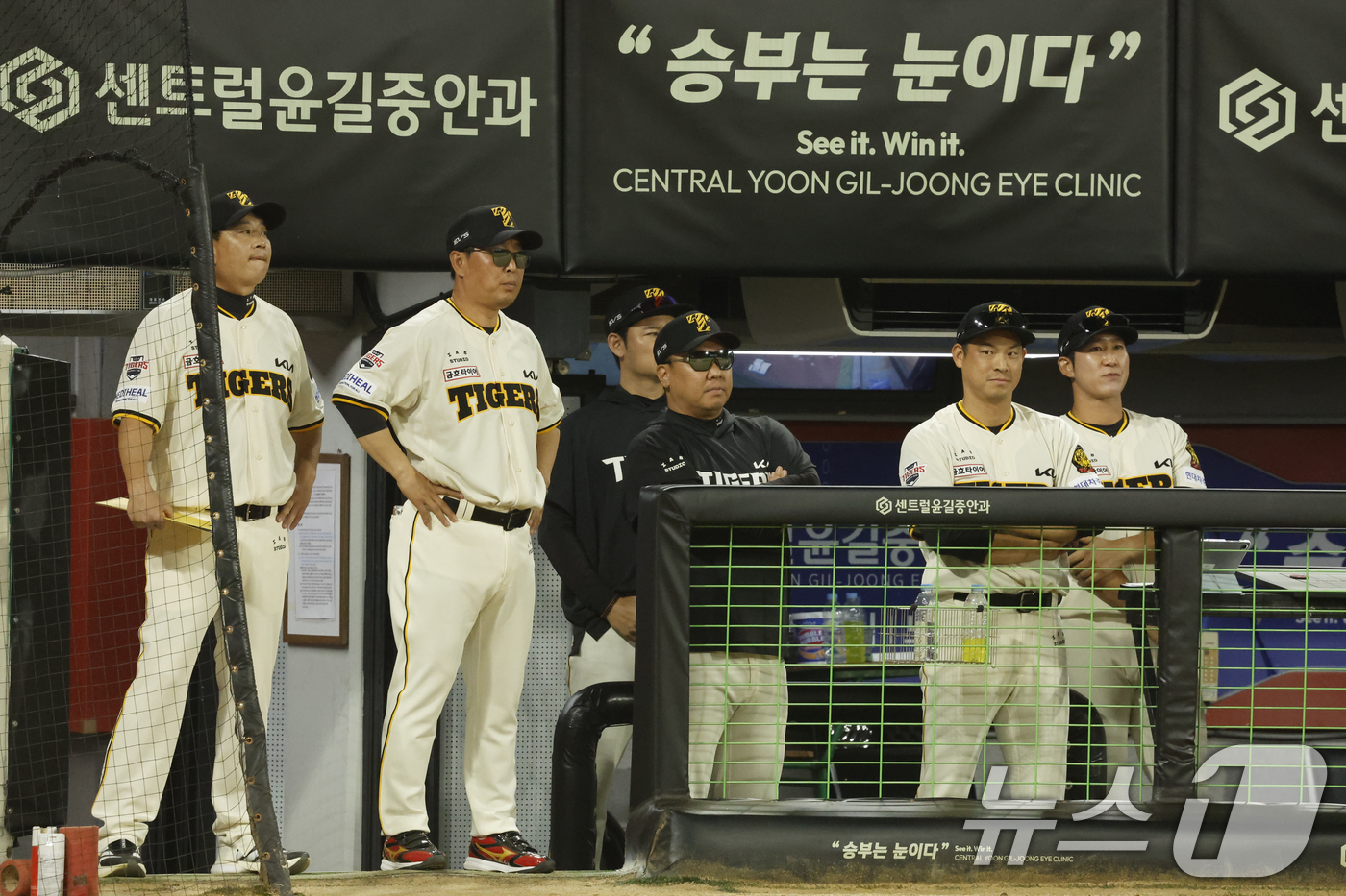 (광주=뉴스1) 김태성 기자 = 4일 광주 챔피언스필드에서 열린 2026 신한 SOL KBO리그 기아 타이거즈와 KT위즈의 경기 9회초 2사 만루 상황, 최원준이 밀어내기로 1루에 …