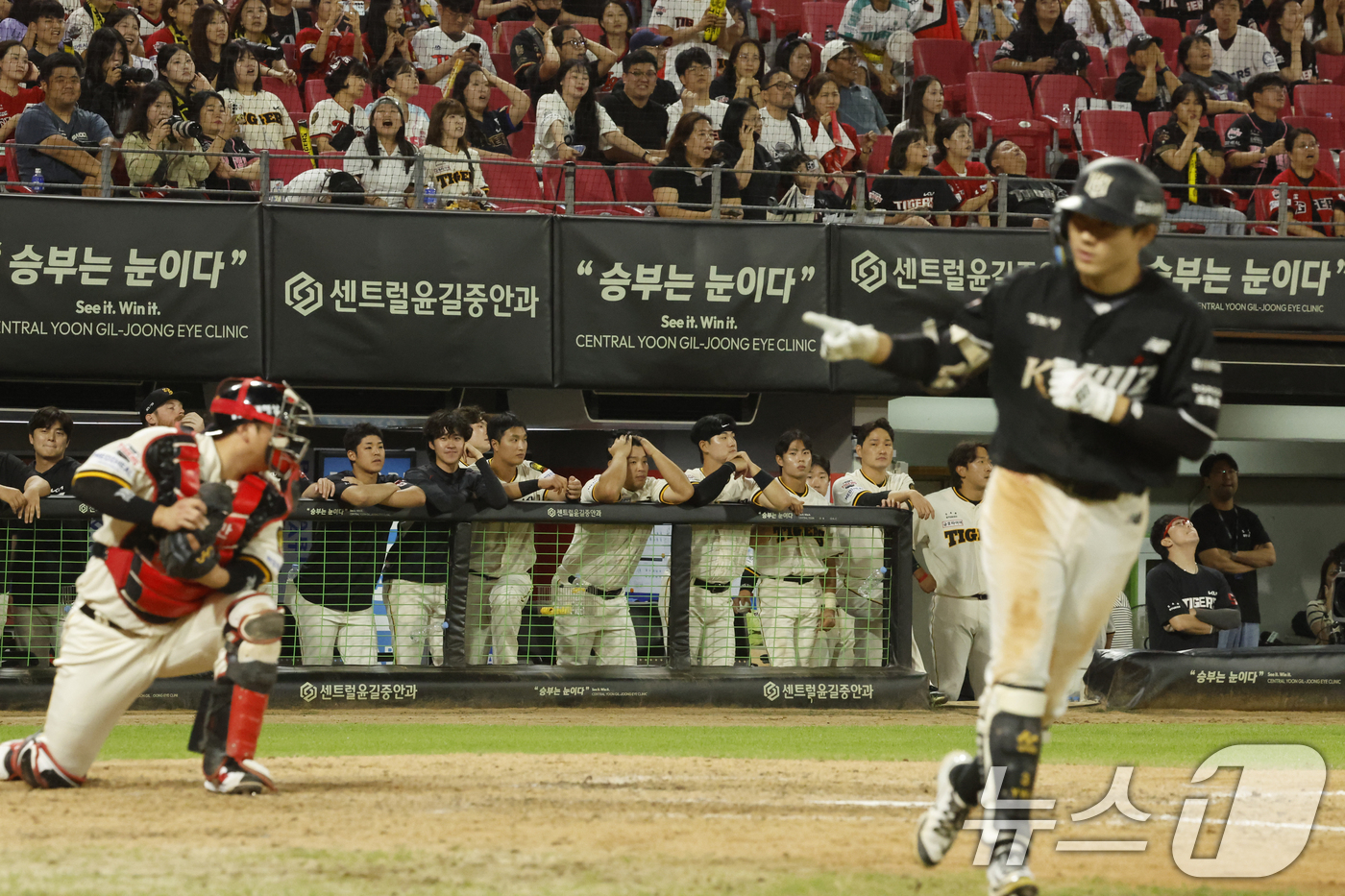 (광주=뉴스1) 김태성 기자 = 4일 광주 챔피언스필드에서 열린 2026 신한 SOL KBO리그 기아 타이거즈와 KT위즈의 경기 9회초 2사 만루 상황, 최원준이 밀어내기로 1루에 …