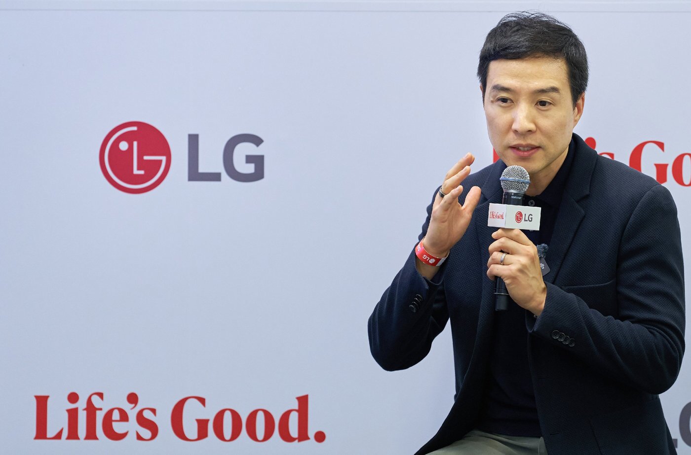 본문 이미지 - 노범준 LG전자 HS사업본부 AI홈솔루션사업개발담당 상무가 IFA 2026에서 AI 집사 '씽큐 클로'의 수익 모델에 대해 설명하고 있다.(LG전자 제공)/뉴스1