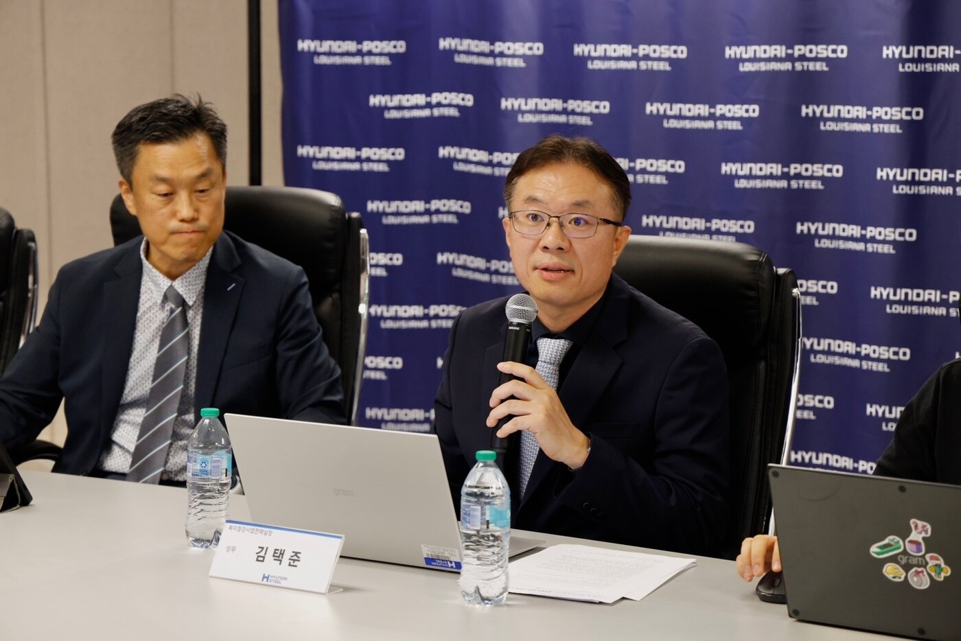 본문 이미지 - 현대제철은 3일(현지 시각) 미국 루이지애나주 도널드슨빌에서 국내 기자단 간담회를 열고 '현대제철-포스코 루이지애나 전기로 제철소'(HPLS)의 사업 계획을 공개했다. 왼쪽부터 차례로 북미철강사업부장 김형진 전무, 북미철강사업전략실장 김택준 상무. (현대제철 제공)