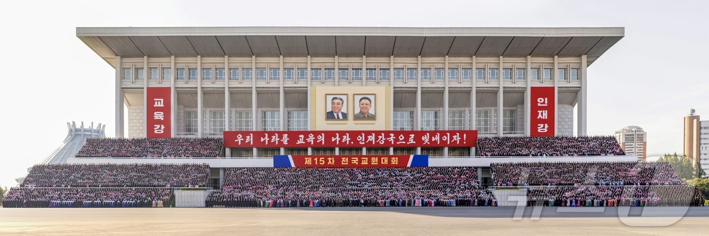 (평양 노동신문=뉴스1) = 북한 노동당 기관지 노동신문은 5일 김정은 노동당 총비서가 지난 4일 열린 제15차 전국교원대회 참가자들과 기념사진을 찍었다고 보도했다. [국내에서만 …