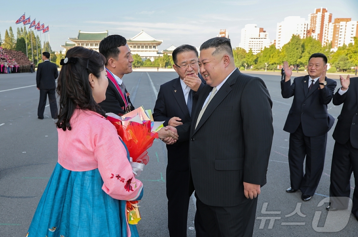 (평양 노동신문=뉴스1) = 북한 노동당 기관지 노동신문은 5일 김정은 노동당 총비서가 지난 4일 열린 제15차 전국교원대회 참가자들과 기념사진을 찍었다고 보도했다. 신문은 "김정 …