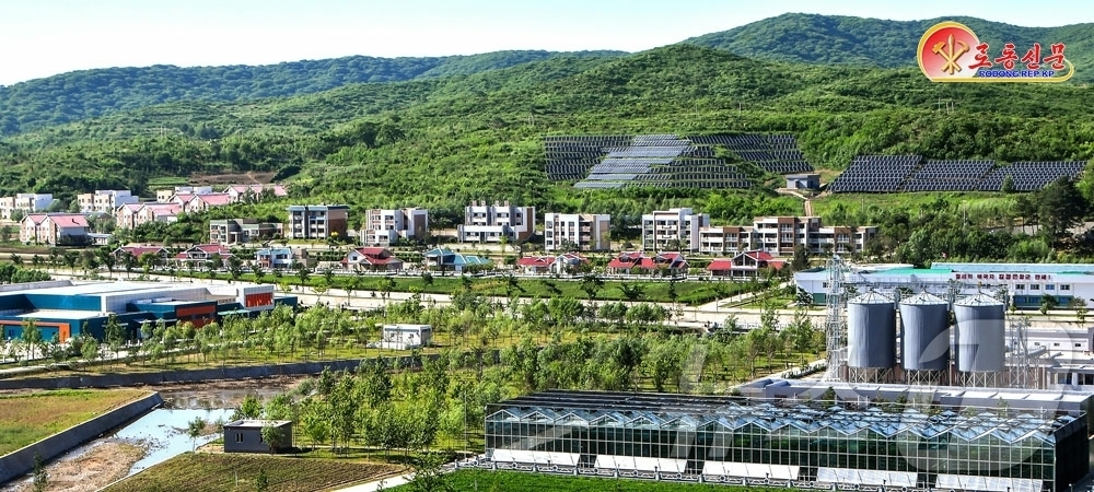 (평양 노동신문=뉴스1) = 북한 노동당 기관지 노동신문은 5일 평안북도농촌경리위원회 삼광축산농장의 종합지령실에서 지능형통합생산체계를 이용해 생산과 경영활동을 실시간으로 관리하고 …