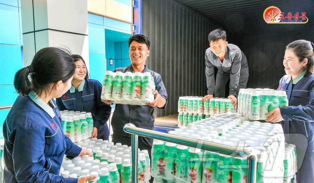 (평양 노동신문=뉴스1) = 북한 노동당 기관지 노동신문은 5일 삼광축산농장 젖제품생산장에서 요구르트와 버터, 치즈 등 다양한 유제품을 생산하고 있다고 보도했다. 신문은 제품 종류 …