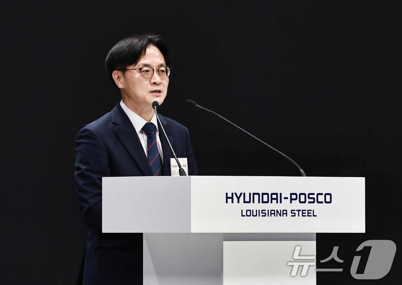 (서울=뉴스1) = 김정관 산업통상부 장관이 4일 (현지시간) 미국 루이지애나 도널드슨빌에서 열린 ‘현대제철-포스코 루이지애나 전기로 제철소 기공식’에 참석해 축사를 하고 있다. …