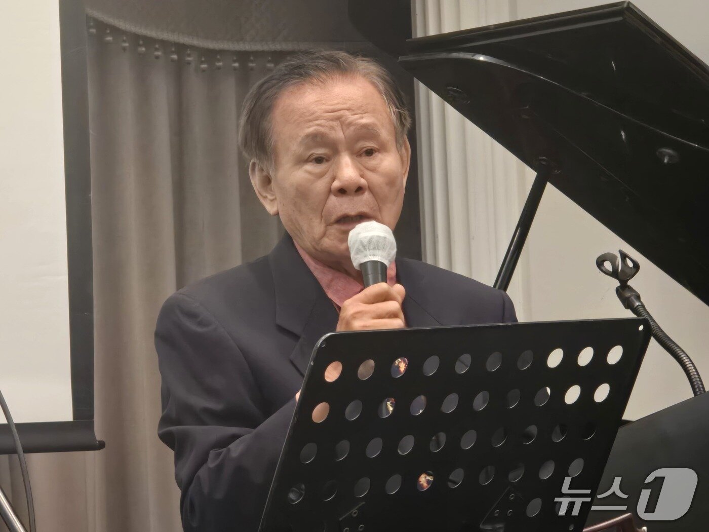 본문 이미지 - 4일 서울 중구 한국프레스센터에서 자유칼럼 창립  20주년 기념 세미나 및 '자유칼럼, 세상을 말한다' 출간기념회가 성황리에 개최됐다. 김영환 공동대표가 인사말을 전하고 있다. 2026.09.04. ⓒ 뉴스1 김정한 기자