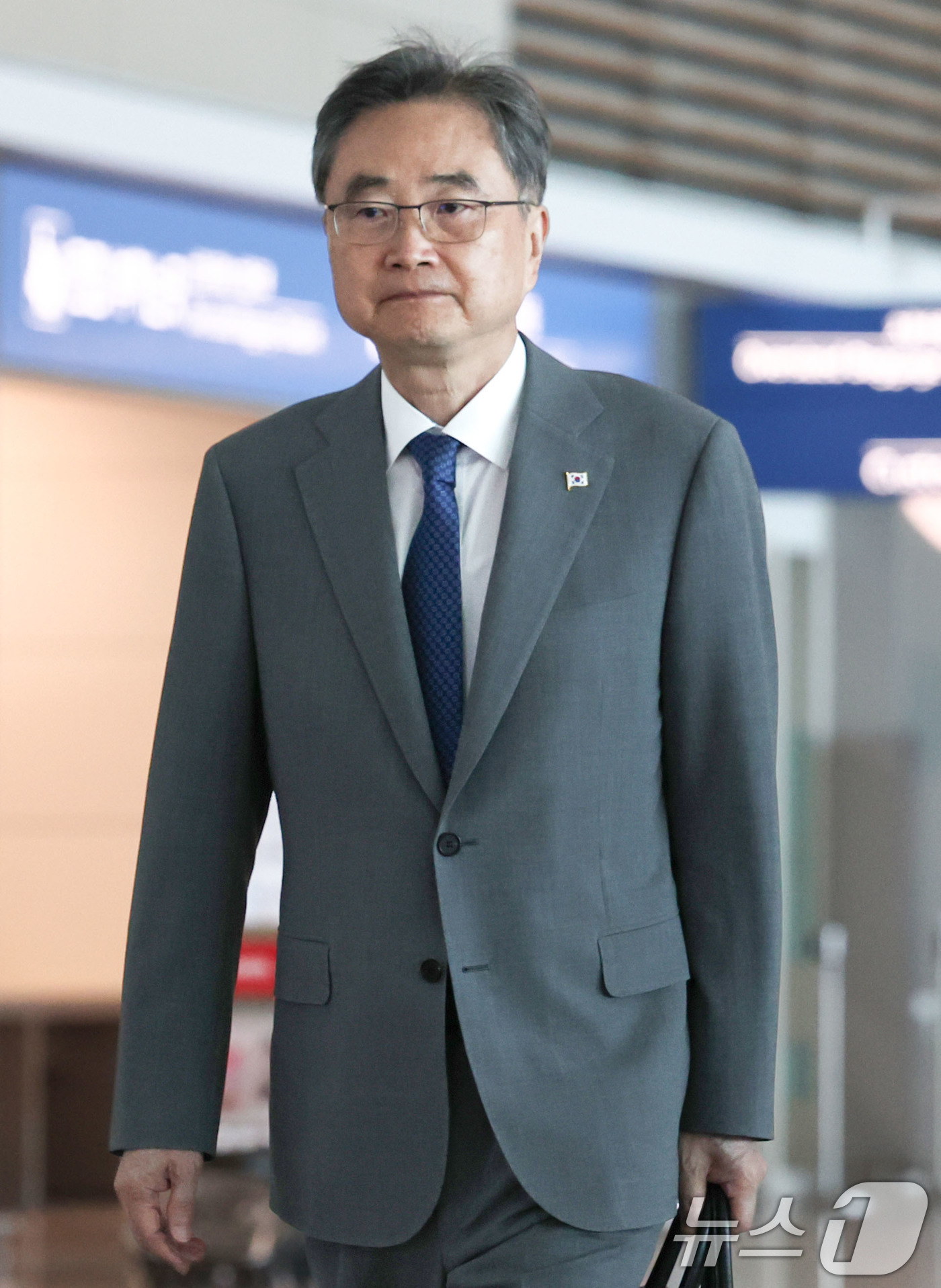 (인천공항=뉴스1) 이종수 기자 = 조현 외교부 장관이 5일 인천국제공항 제2여객터미널에서 네팔로 출국하고 있다.조 장관은 현지에서 한국인 실종자 수색·구조 상황을 점검하고 대응 …