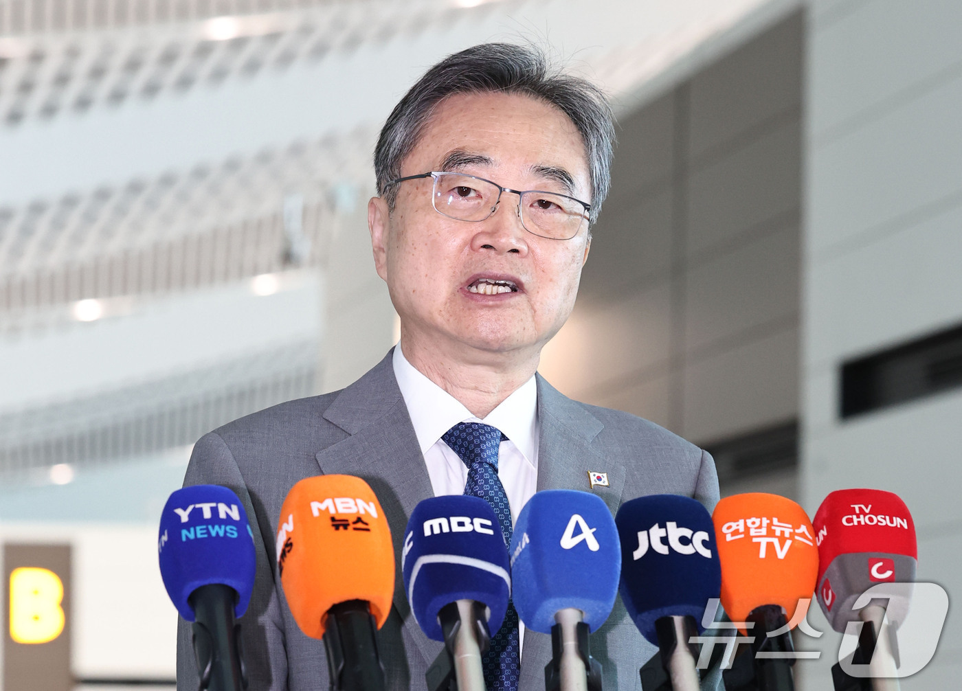 (인천공항=뉴스1) 이종수 기자 = 조현 외교부 장관이 5일 인천국제공항 제2여객터미널에서 네팔로 출국하기에 앞서 인터뷰를 하고 있다.조 장관은 현지에서 한국인 실종자 수색·구조 …