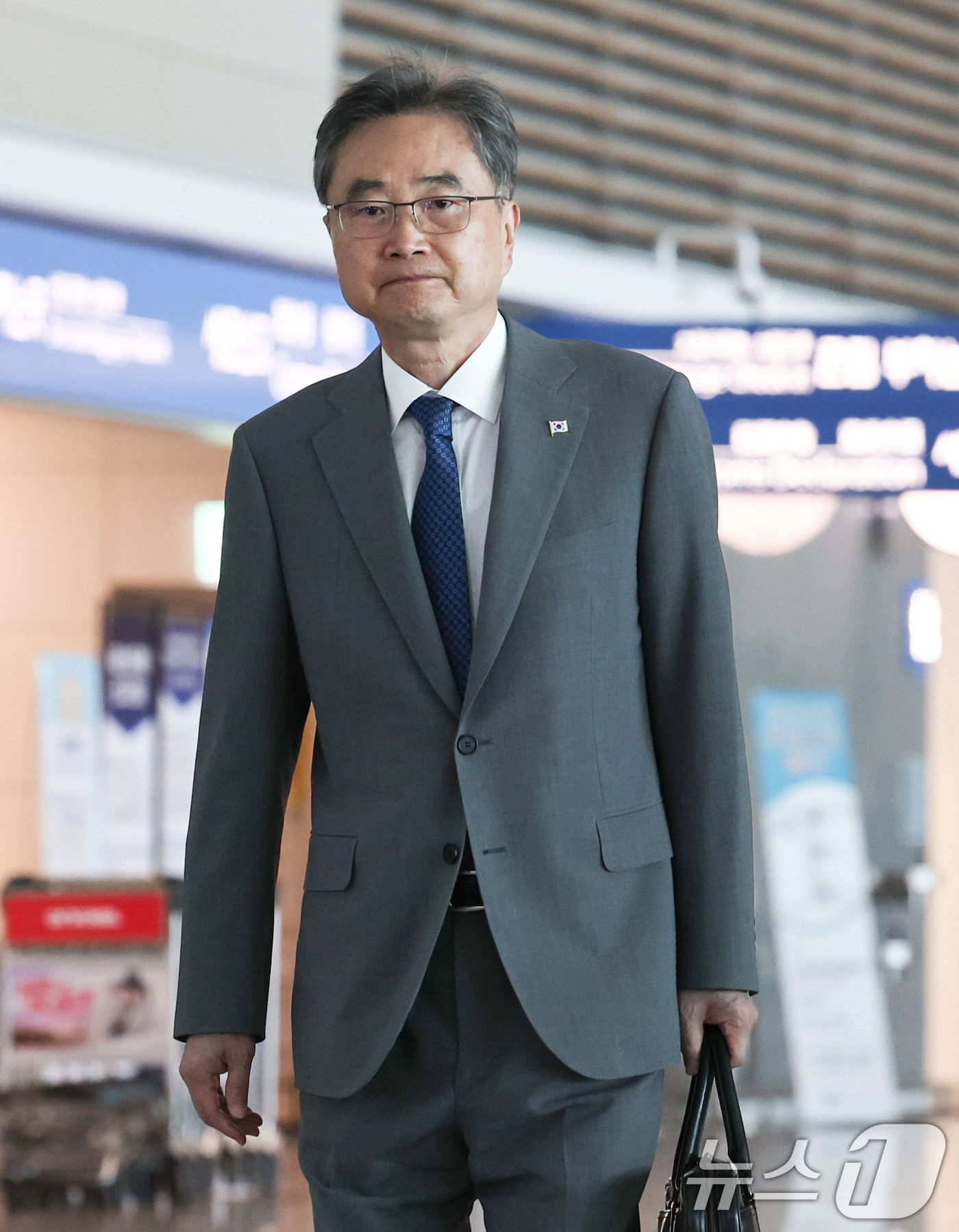 (인천공항=뉴스1) 이종수 기자 = 조현 외교부 장관이 5일 인천국제공항 제2여객터미널에서 네팔로 출국하고 있다.조 장관은 현지에서 한국인 실종자 수색·구조 상황을 점검하고 대응 …
