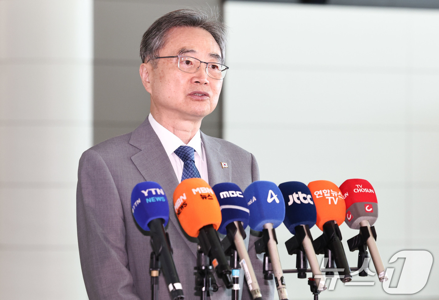 (인천공항=뉴스1) 이종수 기자 = 조현 외교부 장관이 5일 인천국제공항 제2여객터미널에서 네팔로 출국하기에 앞서 인터뷰를 하고 있다.조 장관은 현지에서 한국인 실종자 수색·구조 …