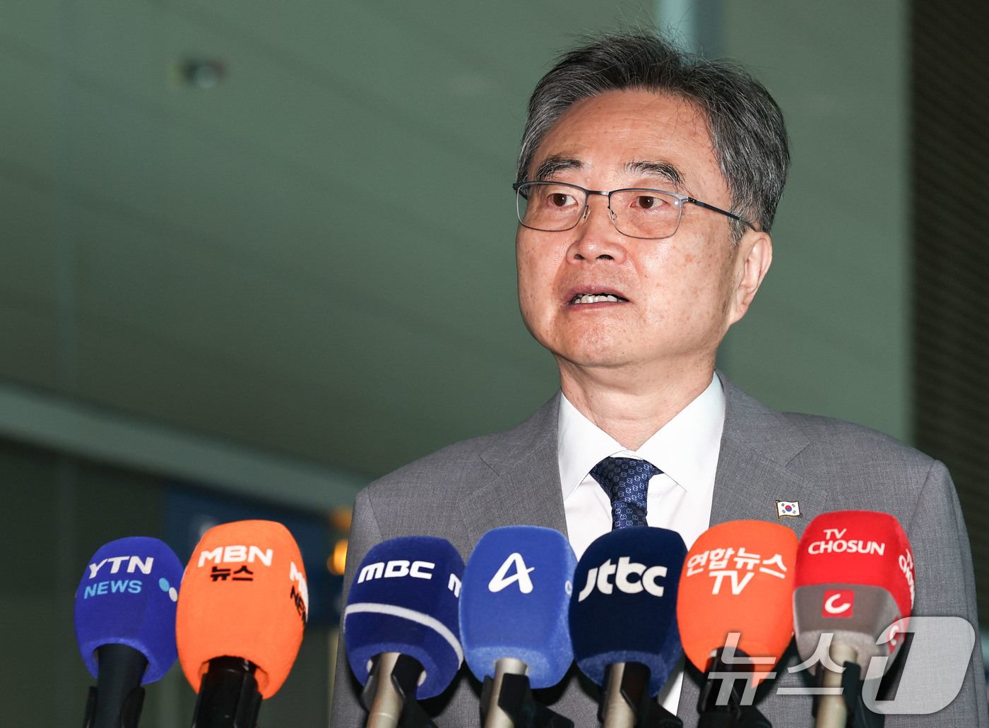 (인천공항=뉴스1) 이종수 기자 = 조현 외교부 장관이 5일 인천국제공항 제2여객터미널에서 네팔로 출국하기에 앞서 인터뷰를 하고 있다.조 장관은 현지에서 한국인 실종자 수색·구조 …
