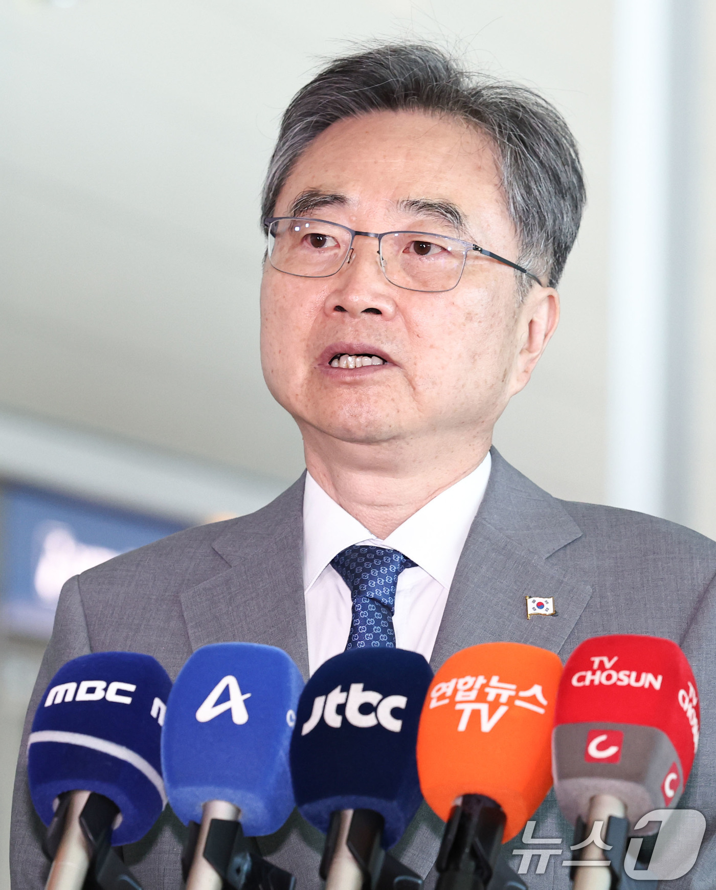 (인천공항=뉴스1) 이종수 기자 = 조현 외교부 장관이 5일 인천국제공항 제2여객터미널에서 네팔로 출국하기에 앞서 인터뷰를 하고 있다.조 장관은 현지에서 한국인 실종자 수색·구조 …