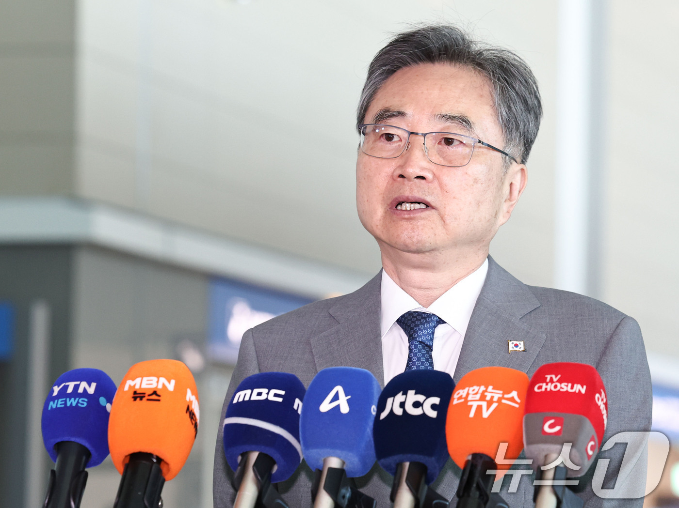 (인천공항=뉴스1) 이종수 기자 = 조현 외교부 장관이 5일 인천국제공항 제2여객터미널에서 네팔로 출국하기에 앞서 인터뷰를 하고 있다.조 장관은 현지에서 한국인 실종자 수색·구조 …