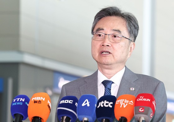 네팔 출국 전 질문에 답하는 조현 장관