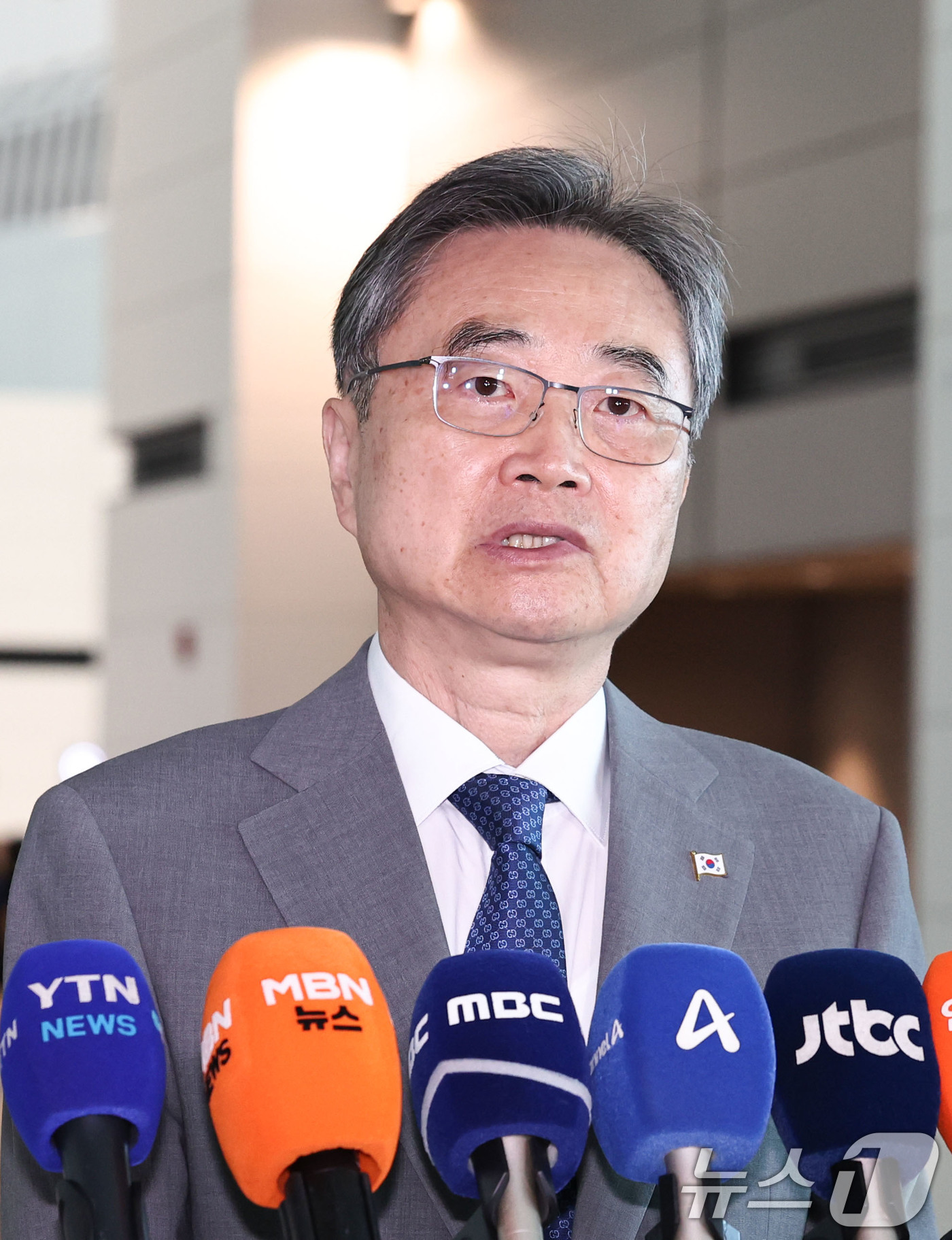 (인천공항=뉴스1) 이종수 기자 = 조현 외교부 장관이 5일 인천국제공항 제2여객터미널에서 네팔로 출국하기에 앞서 인터뷰를 하고 있다.조 장관은 현지에서 한국인 실종자 수색·구조 …