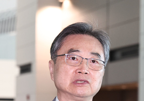 출국 전 인터뷰하는 조현 장관