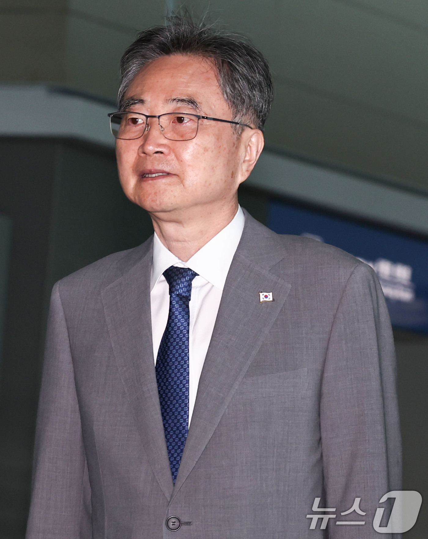 (인천공항=뉴스1) 이종수 기자 = 조현 외교부 장관이 5일 인천국제공항 제2여객터미널에서 네팔로 출국하고 있다.조 장관은 현지에서 한국인 실종자 수색·구조 상황을 점검하고 대응 …