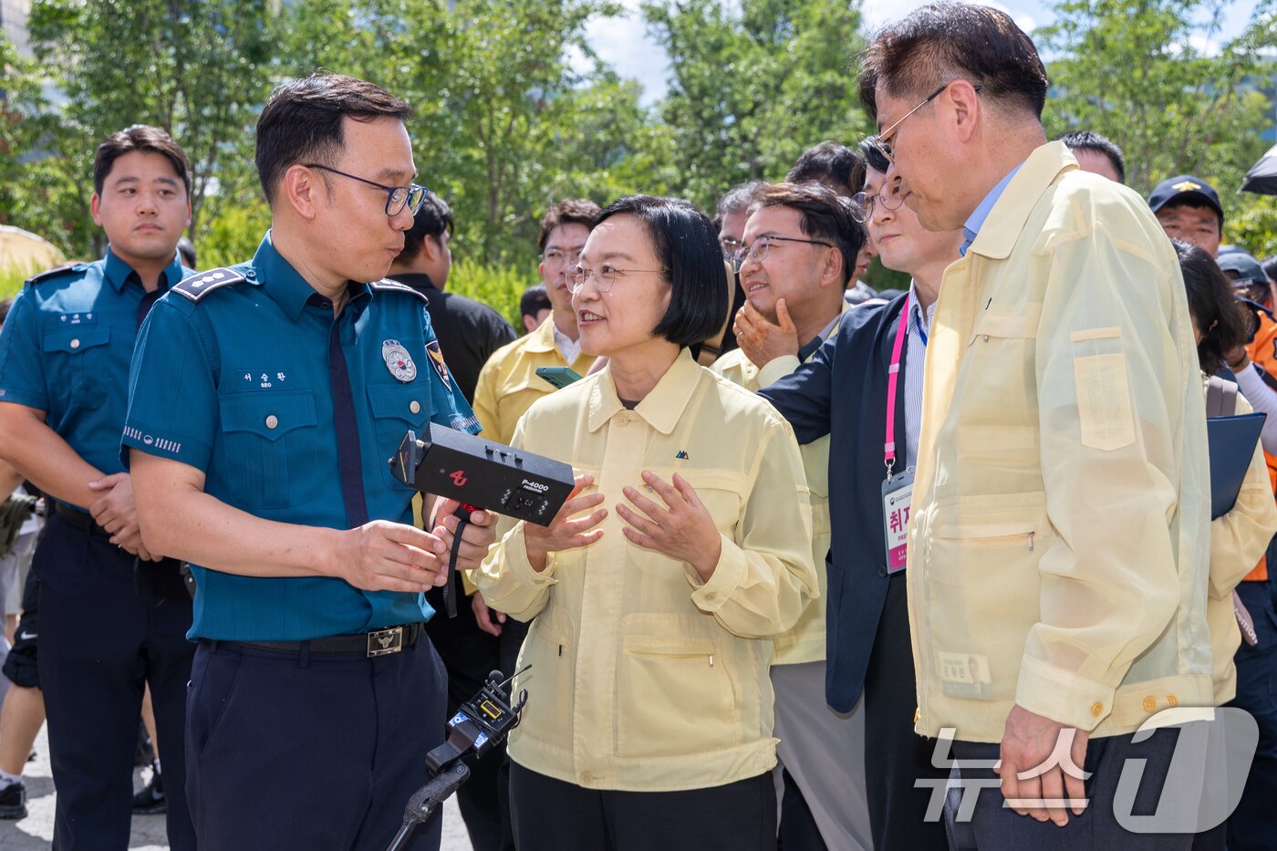 본문 이미지 - 한성숙 국무총리가 '서울세계불꽃축제 2026' 당일인 5일 서울 여의도 한강공원을 찾아 불법 촬영 탐지 장비를 살펴보며 경찰과 대화하고 있다. 2026.9.5 ⓒ 뉴스1 안은나 기자