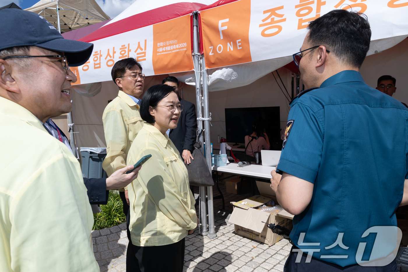 (서울=뉴스1) 안은나 기자 = 한성숙 국무총리가 '서울세계불꽃축제 2026' 당일인 5일 서울 여의도 한강공원을 찾아 안전 관리 현황을 점검하고 있다. 2026.9.5/뉴스1