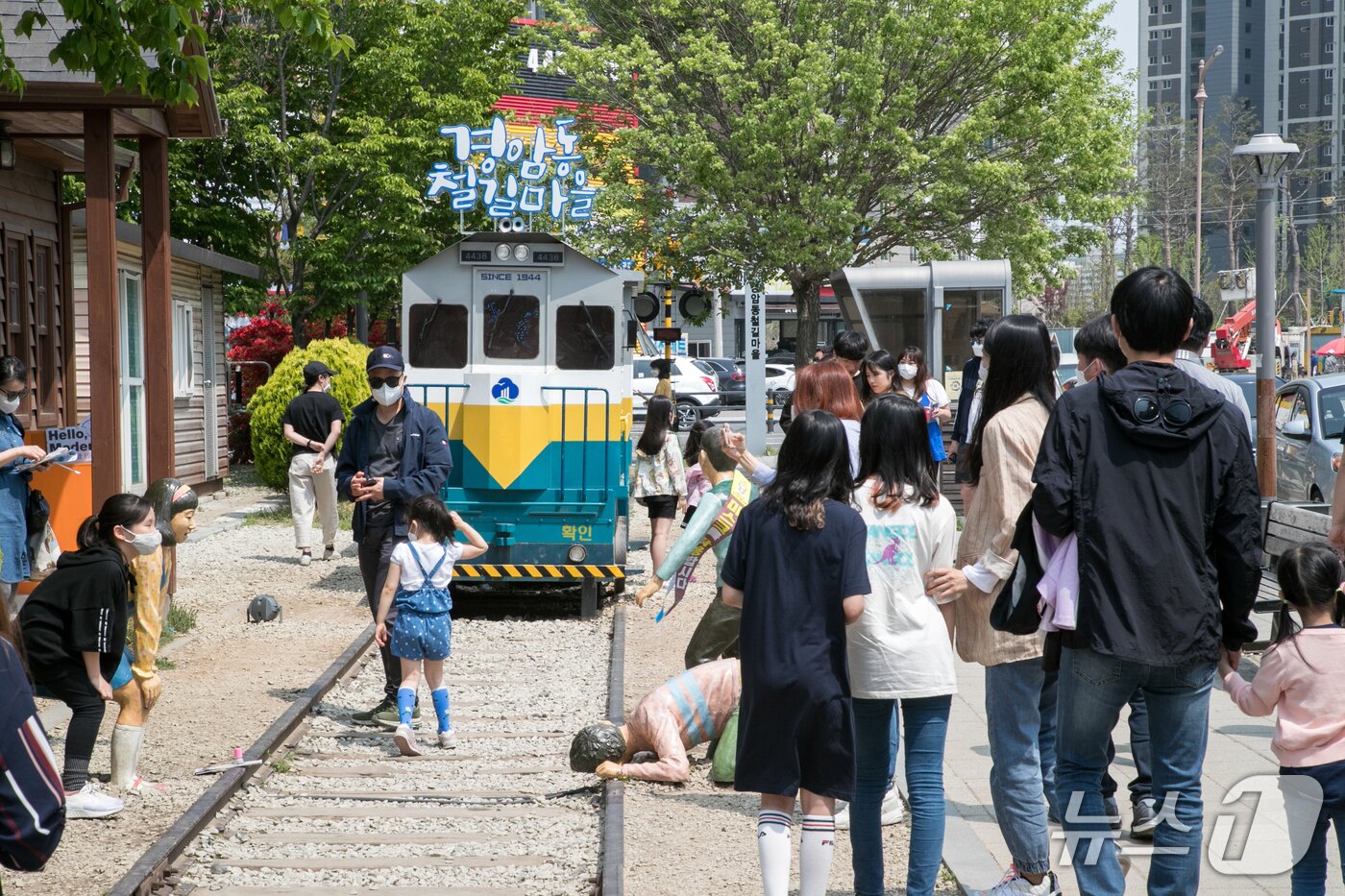 본문 이미지 - 군산시 경암동 철길마을을 관광객들이 둘러보고 있다.(군산시 제공. 재판매 및 DB 금지)