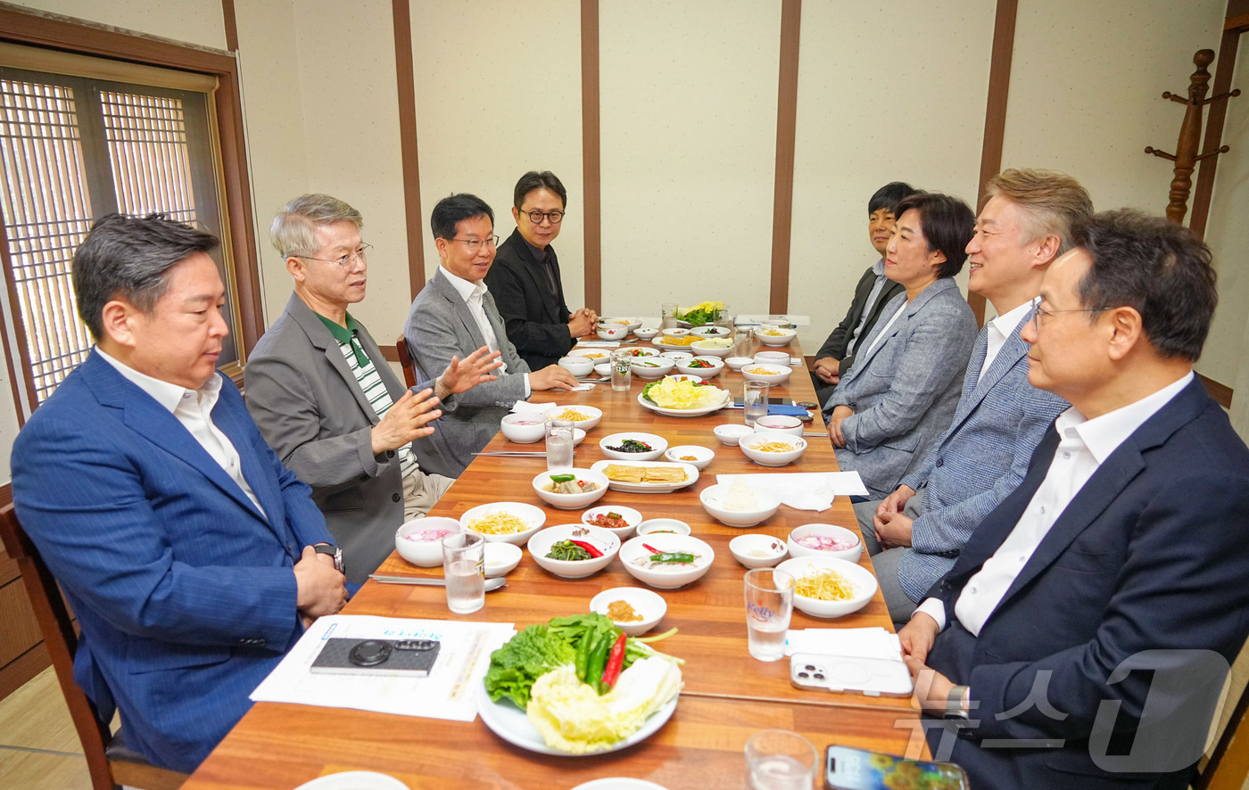 (전남광주=뉴스1) 전원 기자 = 민형배 전남광주통합특별시장이 5일 오전 서구에서 5개 자치구청장과 오찬 간담회를 열고 자치구 재정 강화 등 지역 현안 및 협력 방안을 논의하고 있 …