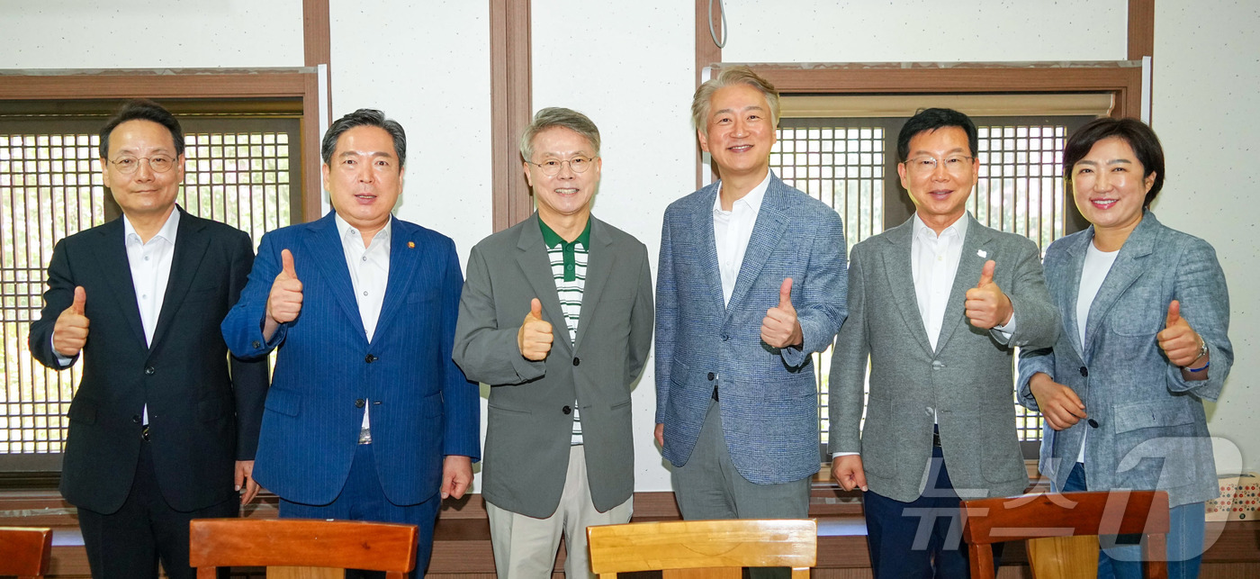 (전남광주=뉴스1) 전원 기자 = 민형배 전남광주통합특별시장이 5일 오전 서구에서 5개 자치구청장과 오찬 간담회를 열고 자치구 재정 강화 등 지역 현안 및 협력 방안을 논의 했다. …