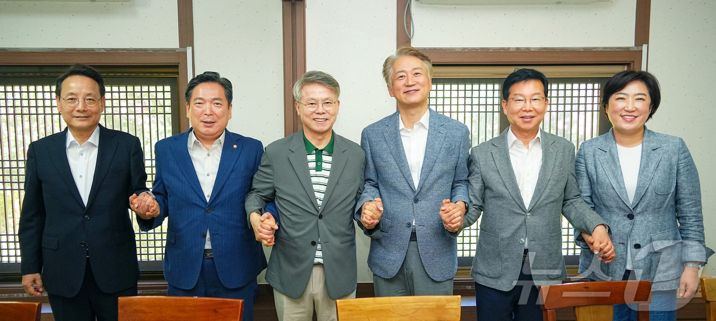 (전남광주=뉴스1) 전원 기자 = 민형배 전남광주통합특별시장이 5일 오전 서구에서 5개 자치구청장과 오찬 간담회를 열고 자치구 재정 강화 등 지역 현안 및 협력 방안을 논의 했다. …
