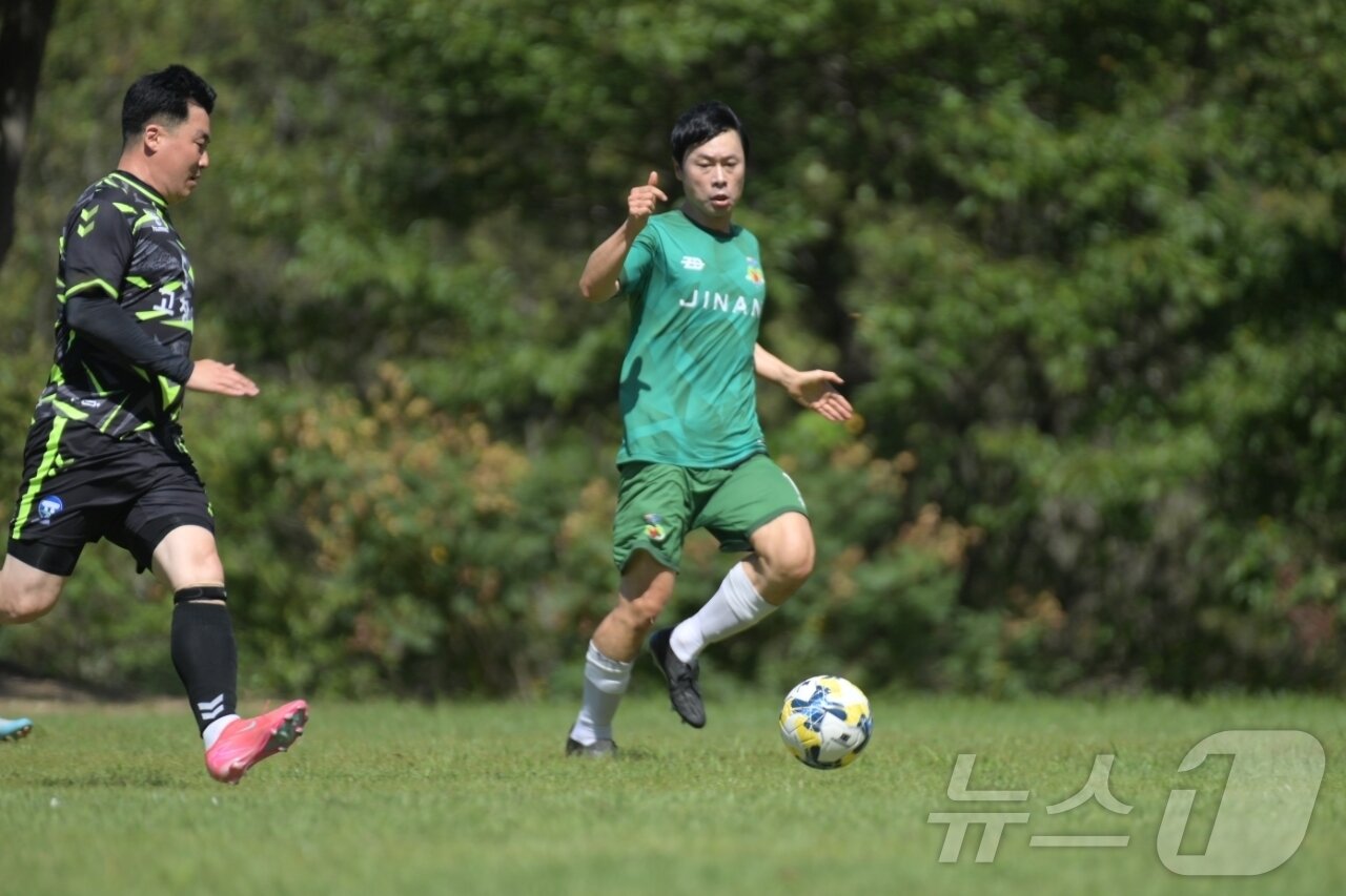 본문 이미지 - 4일 진안군에서 전북도민체전이 열리고 있는 가운데 정천면 체련공원에서 열린 축구 경기에서 진안군 선수가 드리볼을 하고 있다.(진안군제공. 재판매 및 DB금지)2026.9.4 ⓒ 뉴스1 김동규 기자