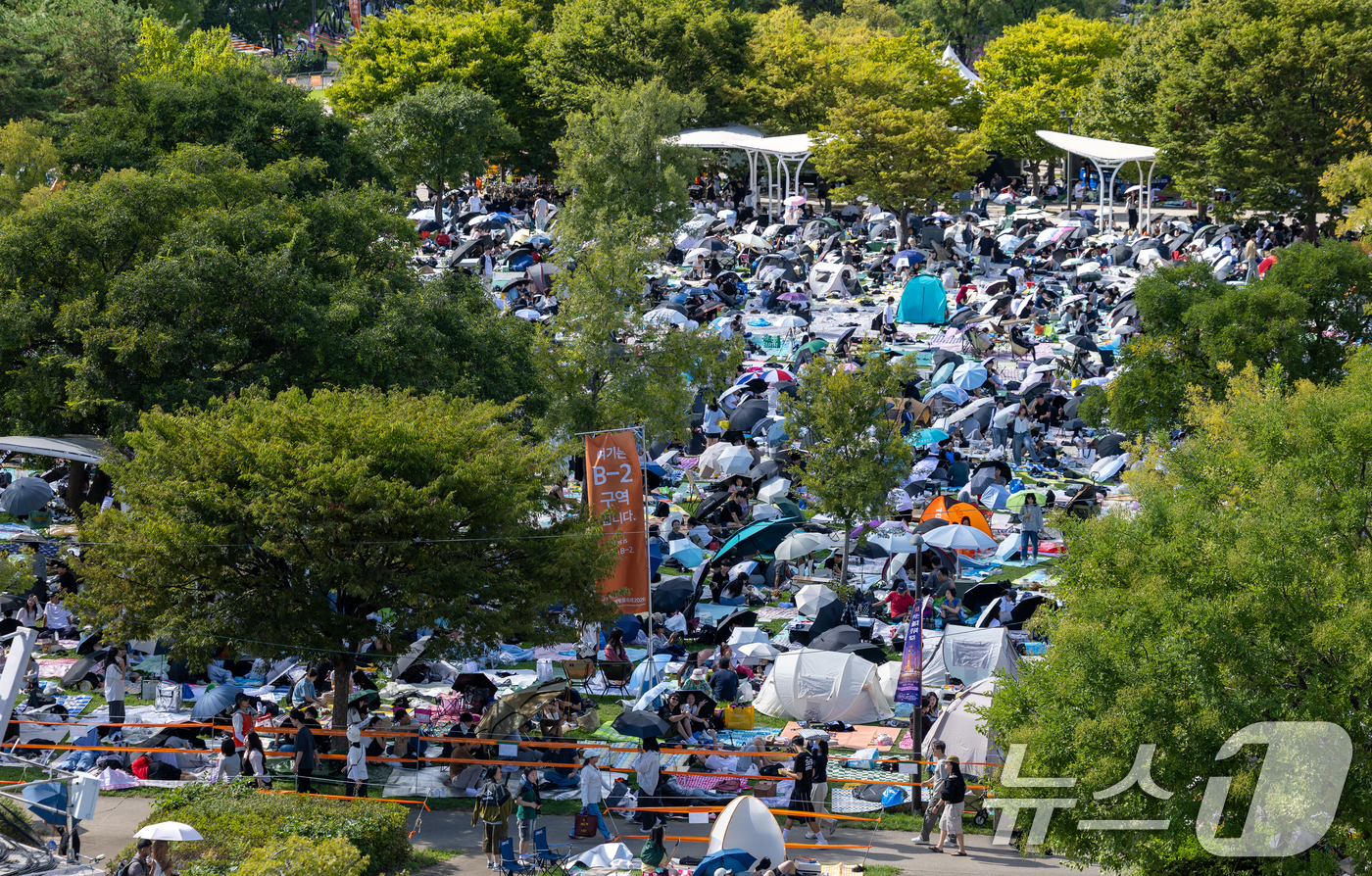 (서울=뉴스1) 안은나 기자 = 5일 서울 여의도 한강공원을 찾은 시민들이 서울세계불꽃축제 2026을 기다리고 있다. 2026.9.5/뉴스1