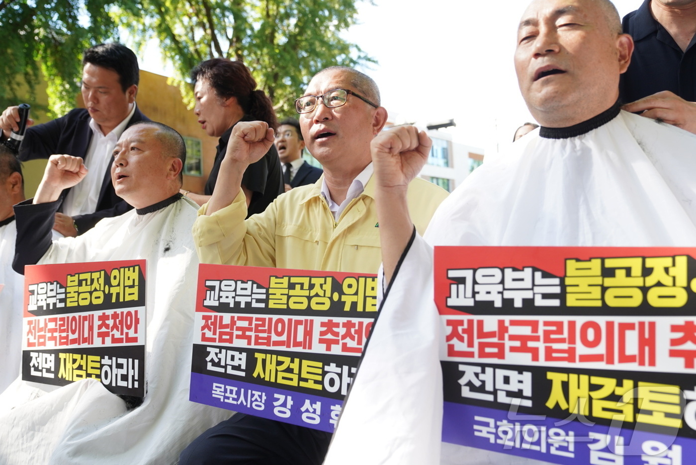 (전남광주=뉴스1) 전원 기자 = 5일 오후 서울 종로구 청와대 앞에서 김원이 의원과 강성휘 목포시장, 이형환 목포시의장, 목포대 교수 등 12명이 전남권 국립의대 신설 후보 대학 …