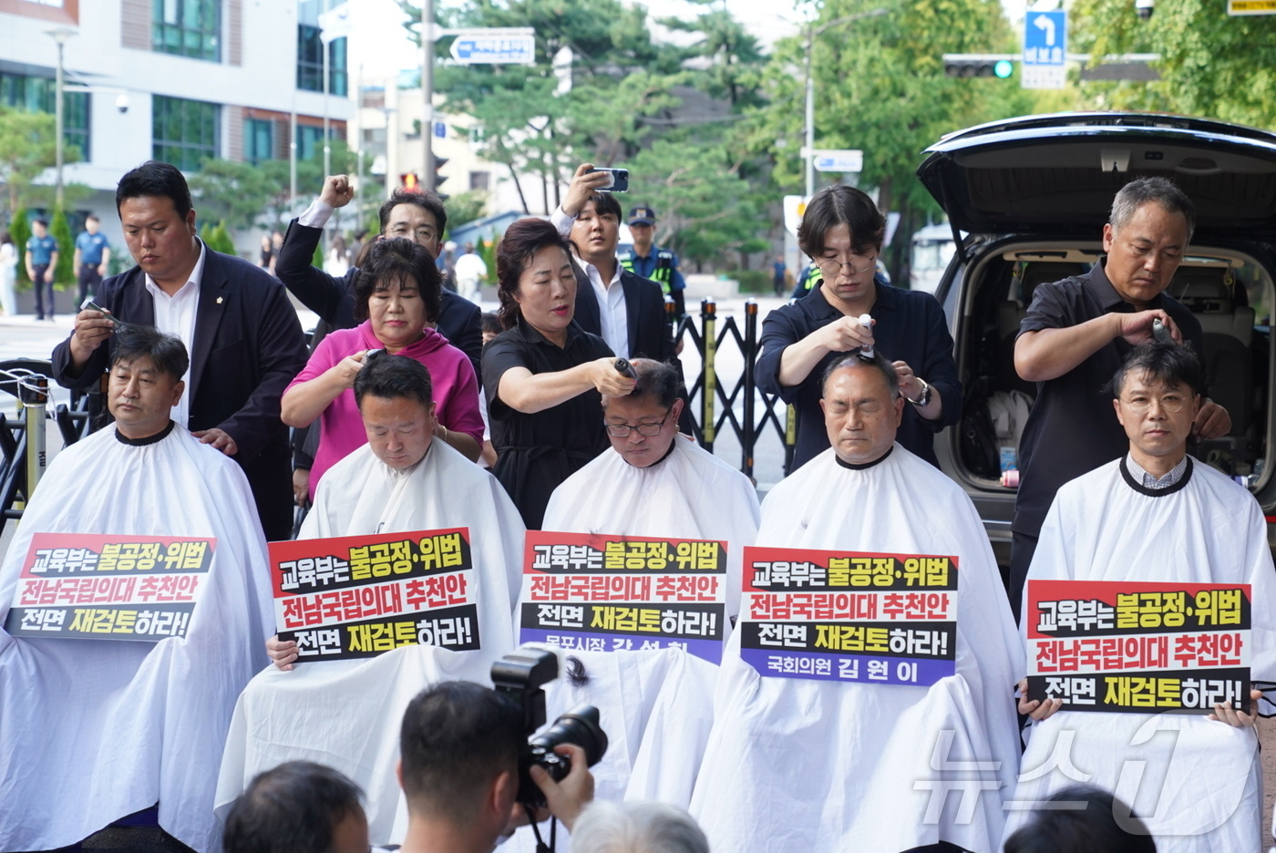 (전남광주=뉴스1) 전원 기자 = 5일 오후 서울 종로구 청와대 앞에서 김원이 의원과 강성휘 목포시장, 이형환 목포시의장, 목포대 교수 등 12명이 전남권 국립의대 신설 후보 대학 …