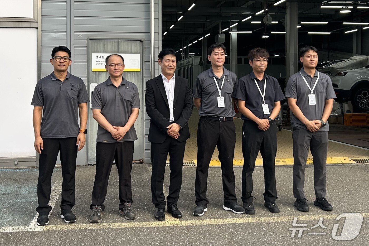 본문 이미지 - 2일 경남 창원 소재 르노코리아 창원중앙장비사업소에서 (왼쪽부터) 김영훈 일반정비 팀장, 최용권 판금정비 팀장, 이정귀 사업소장, 장종민 도장정비 팀장 등 관계자들이 취재 기념 사진을 촬영한 모습(르노코리아 제공). 2026.9.2.