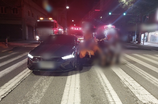 횡단보도 건너던 2명 들이받은 승용차…부산서 50대 남녀 부상