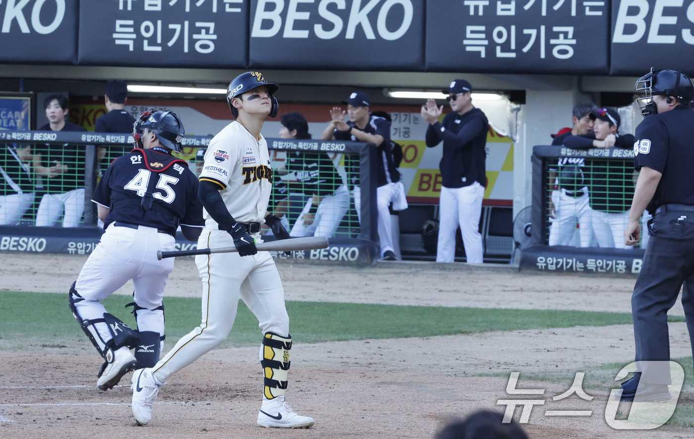 (광주=뉴스1) 김태성 기자 = 5일 광주 챔피언스필드에서 열린 2026 신한 SOL KBO리그 KIA 타이거즈와 KT위즈의 경기에서 1회말 기아 김도영이 삼진 아웃을 당하자 아쉬 …