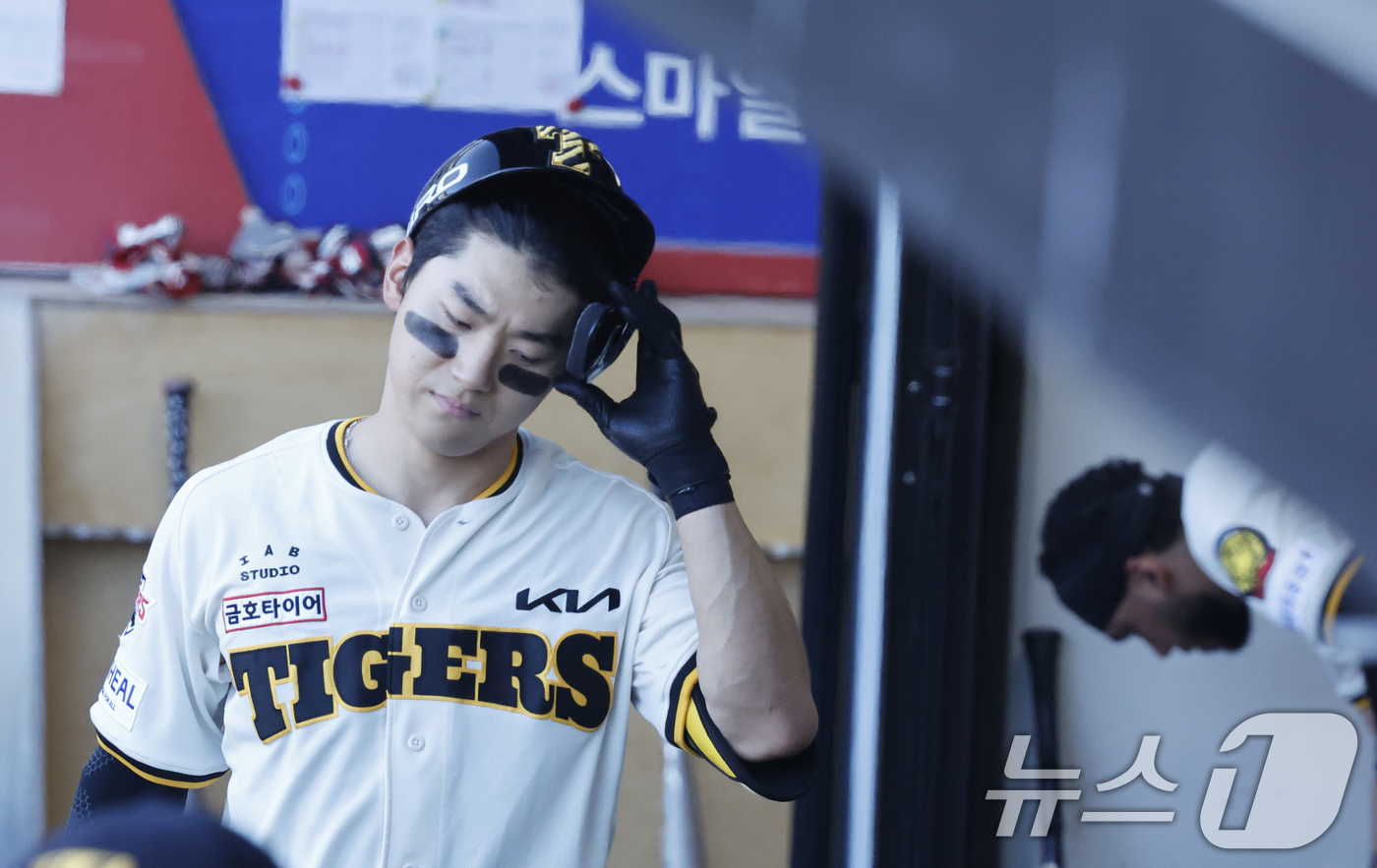 (광주=뉴스1) 김태성 기자 = 5일 광주 챔피언스필드에서 열린 2026 신한 SOL KBO리그 KIA 타이거즈와 KT위즈의 경기에서 1회말 기아 김도영이 삼진 아웃을 당한 뒤 덕 …