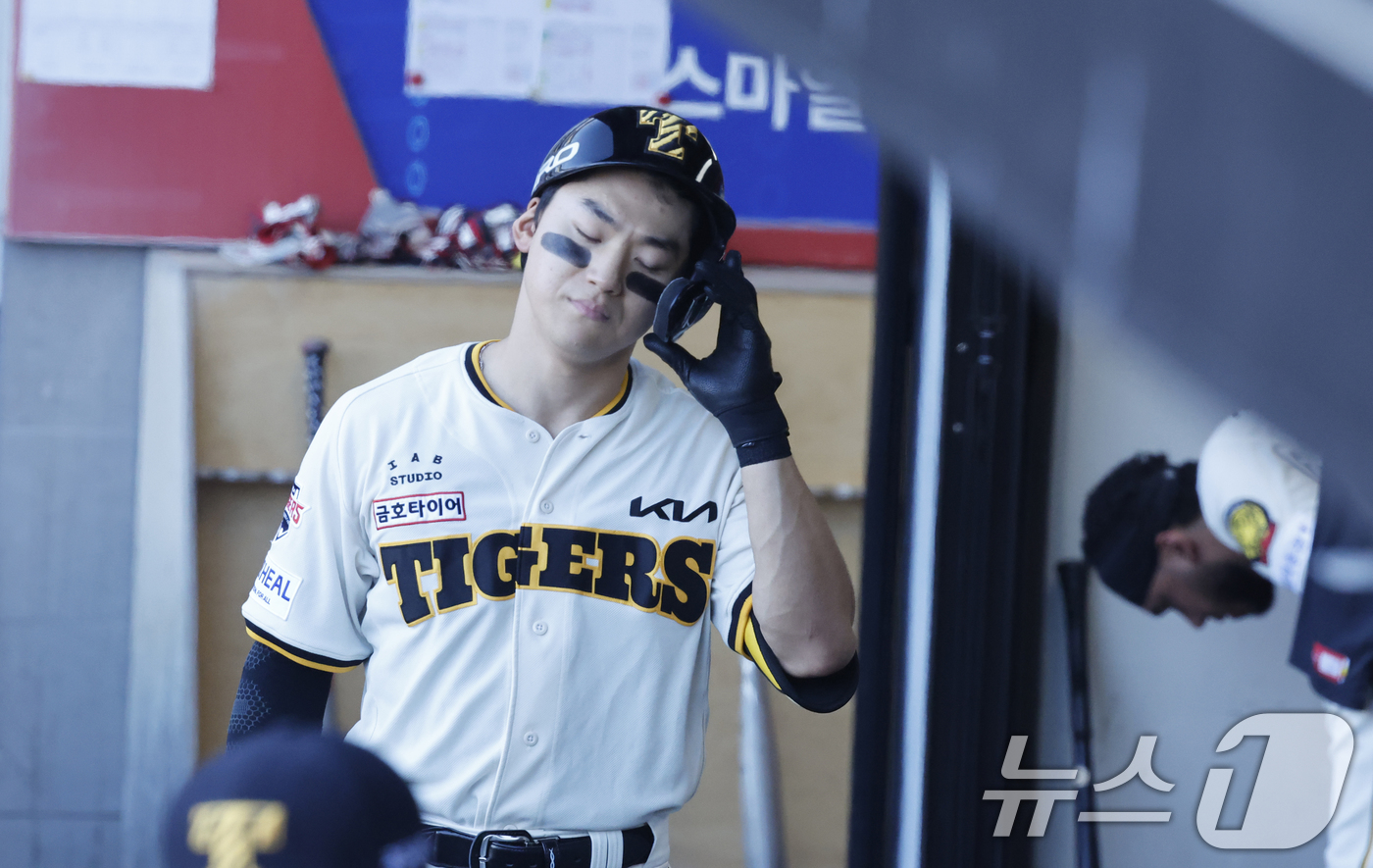 (광주=뉴스1) 김태성 기자 = 5일 광주 챔피언스필드에서 열린 2026 신한 SOL KBO리그 KIA 타이거즈와 KT위즈의 경기에서 1회말 기아 김도영이 삼진 아웃을 당한 뒤 덕 …