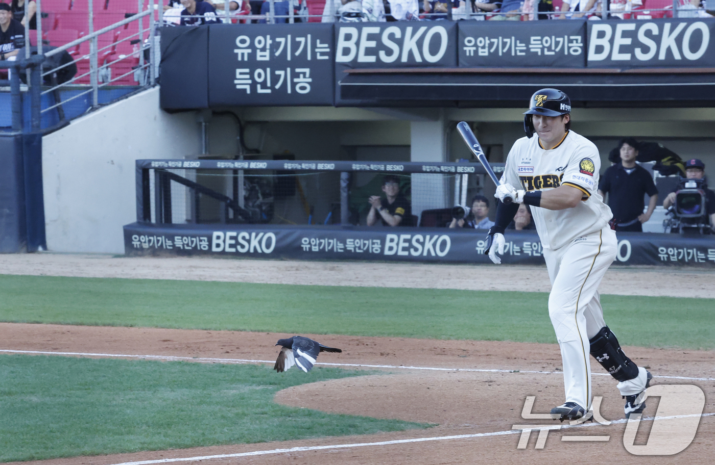 (광주=뉴스1) 김태성 기자 = 5일 광주 챔피언스필드에서 열린 프로야구 2026 신한 SOL KBO리그 KIA 타이거즈와 KT위즈의 경기에서 2회말 기아 나성범이 타격전에 그라운 …