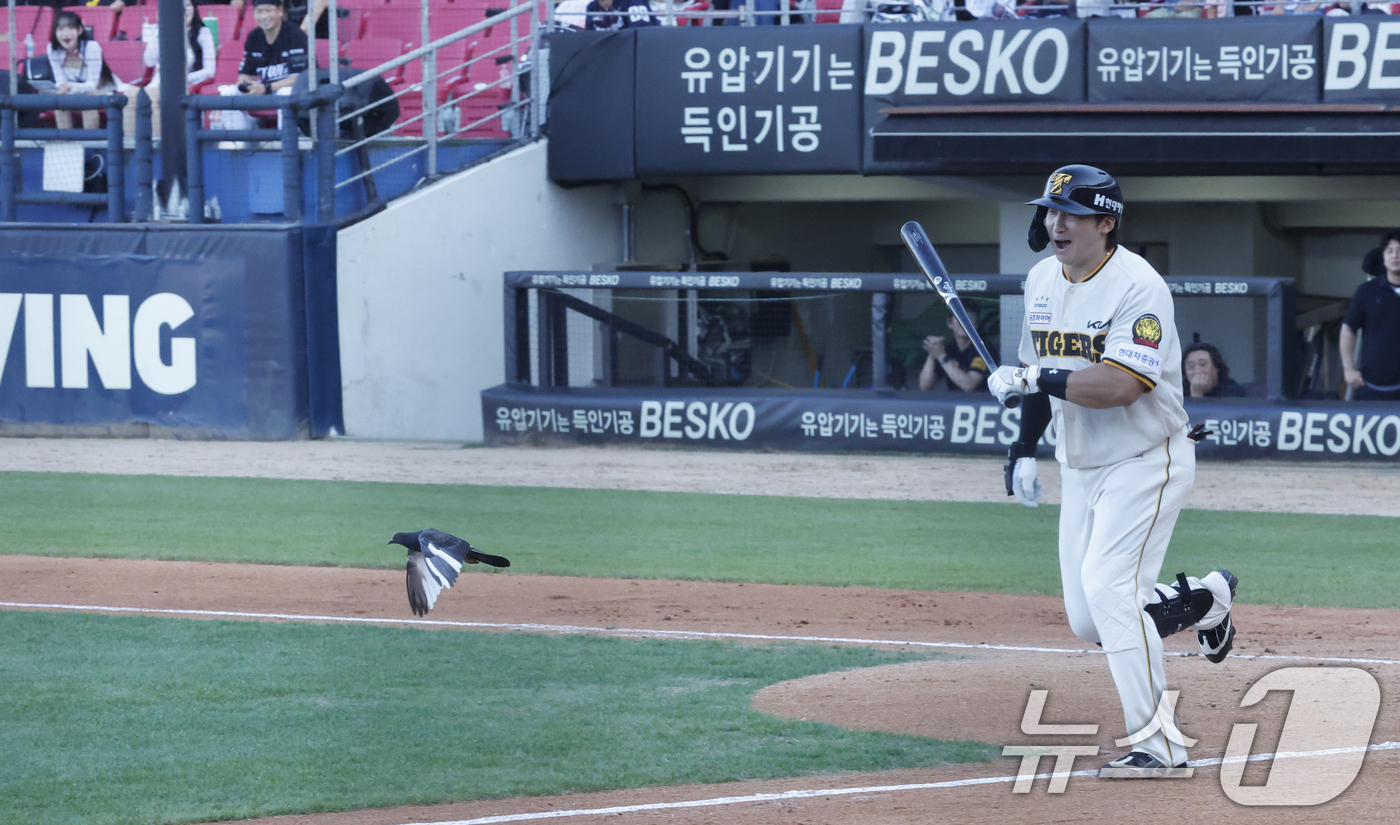 (광주=뉴스1) 김태성 기자 = 5일 광주 챔피언스필드에서 열린 프로야구 2026 신한 SOL KBO리그 KIA 타이거즈와 KT위즈의 경기에서 2회말 기아 나성범이 타격전에 그라운 …