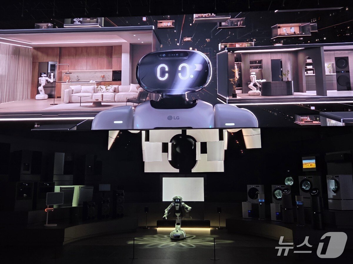 본문 이미지 - 5일(현지시간) 독일 베를린 'IFA 2026' LG전자 전시관에서 홈로봇 '클로이드'가 가전과 함께 'LG AI 오케스트라' 공연을 선보이고 있다. 2026. 9 .5/뉴스1 황진중 기자
