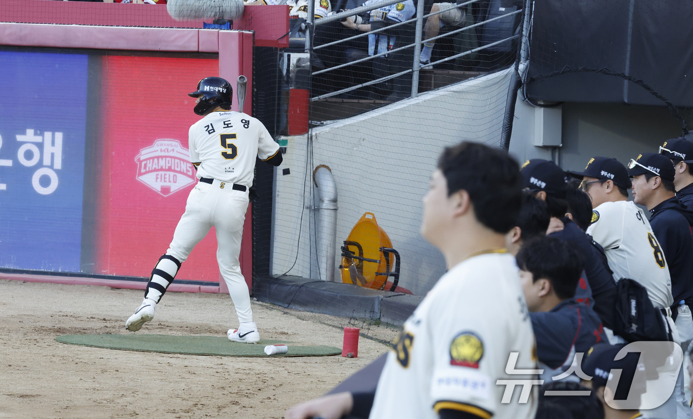 (광주=뉴스1) 김태성 기자 = 5일 광주 챔피언스필드에서 열린 프로야구 2026 신한 SOL KBO리그 KIA 타이거즈와 KT위즈의 경기에서 3회말 기아 카스트로가 타석에 들어서 …