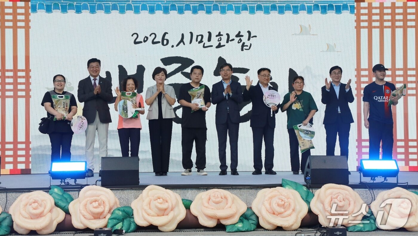 본문 이미지 - 신용한 충북지사, 이장섭 청주시장, 이상식 충북도의장, 임은성 청주시의장, 이광희 국회의원 6일 청주시 서원구 분평동 원마루공원 특설무대에서 열린 '2026 시민화합 백중놀이'에서 시민들에게 인사하고 있다.