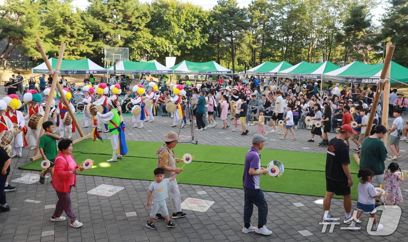 본문 이미지 - 6일 청주시 서원구 분평동 원마루공원 특설무대에서 열린 '2026 시민화합 백중놀이'에서 식전 행사가 진행되고 있다.