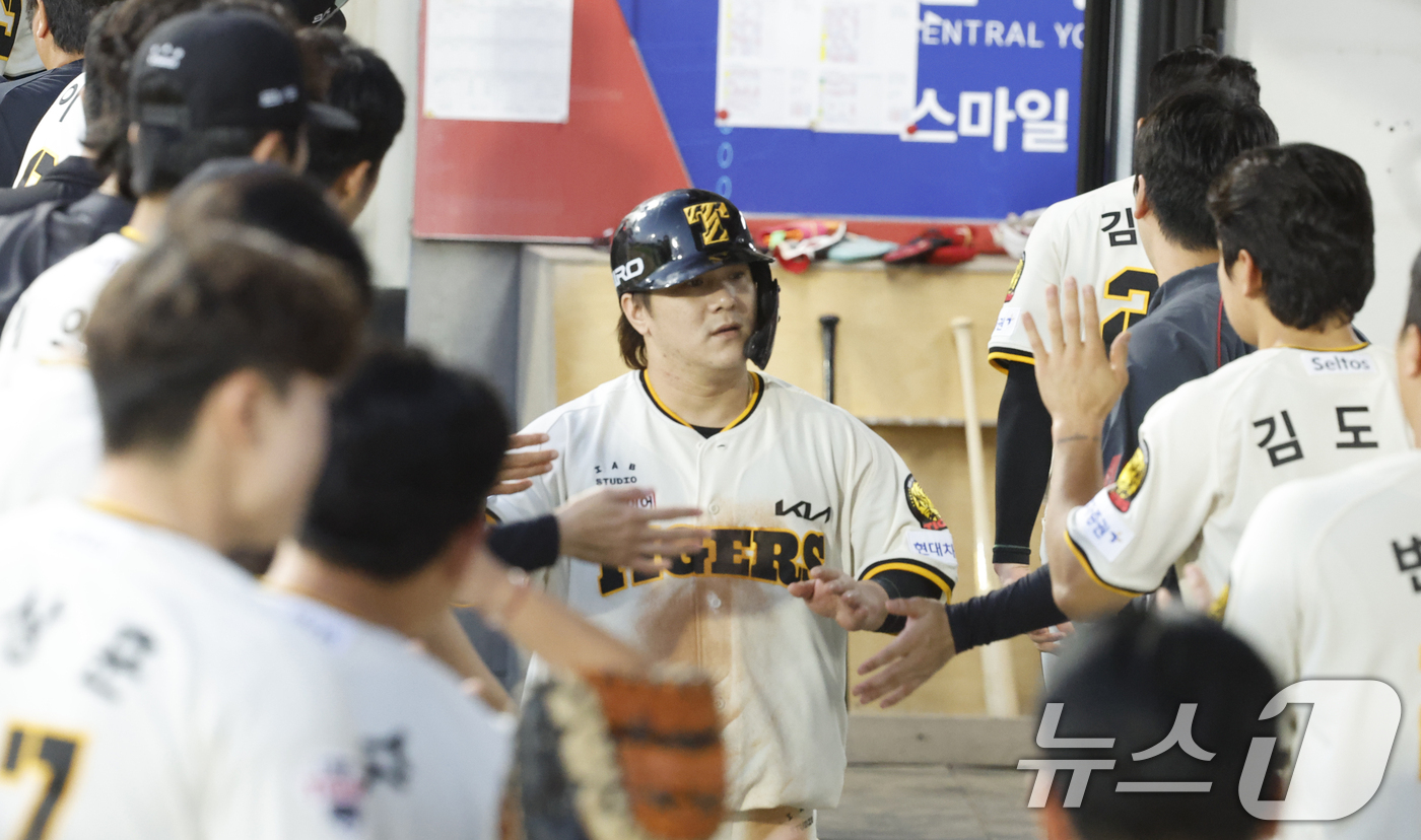 (광주=뉴스1) 김태성 기자 = 5일 광주 챔피언스필드에서 열린 프로야구 2026 신한 SOL KBO리그 KIA 타이거즈와 KT위즈의 경기 5회말 3대 3 동점 상황, 기아 카스트 …