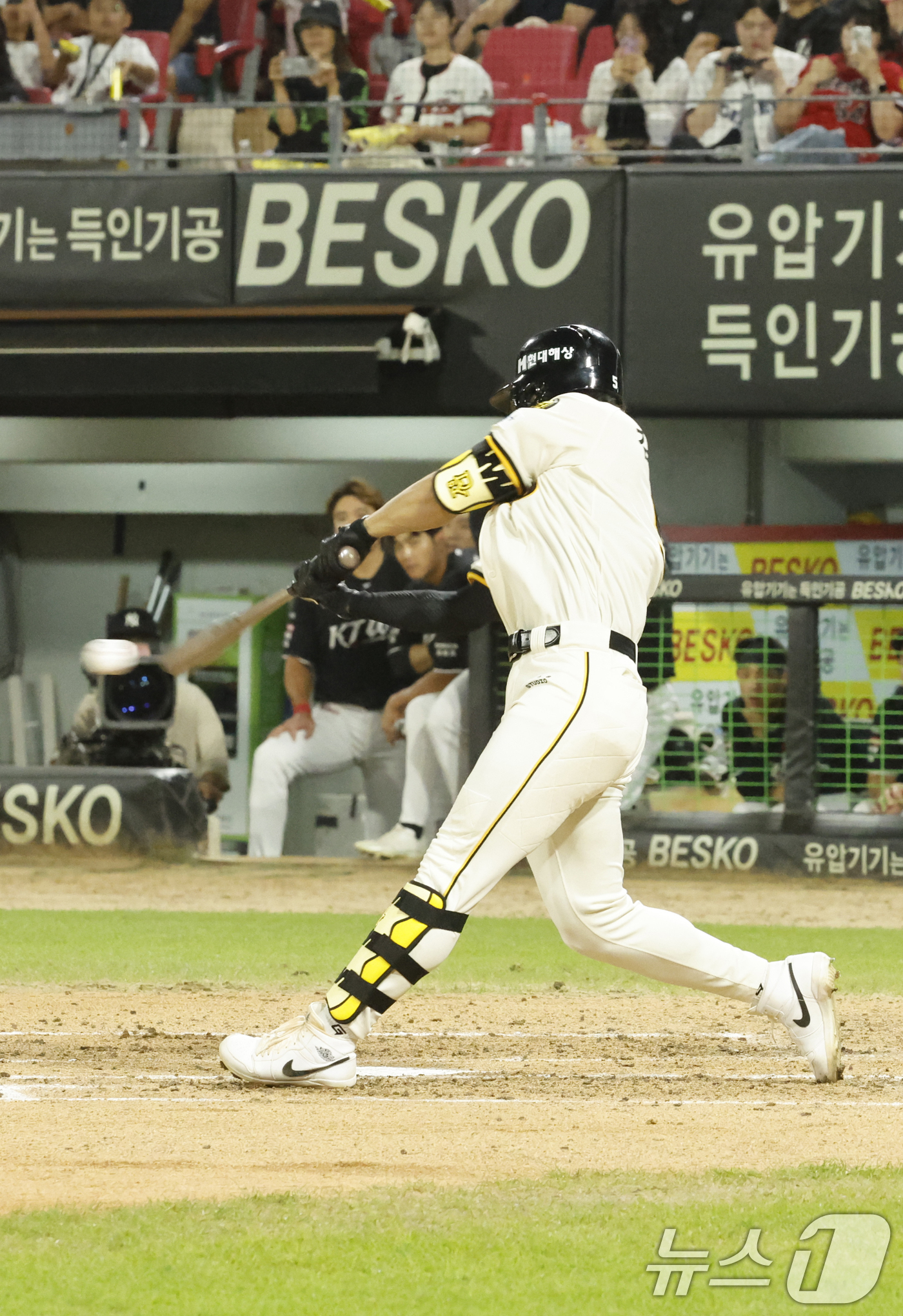(광주=뉴스1) 김태성 기자 = 5일 광주 챔피언스필드에서 열린 프로야구 2026 신한 SOL KBO리그 KIA 타이거즈와 KT위즈의 경기에서 기아가 4대 3으로 앞선 7회말 2사 …