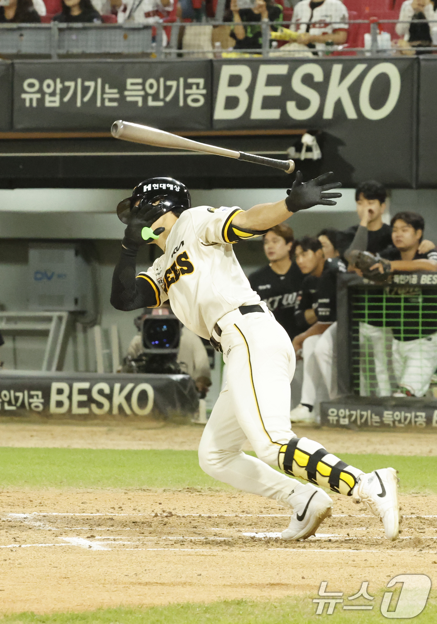 (광주=뉴스1) 김태성 기자 = 5일 광주 챔피언스필드에서 열린 프로야구 2026 신한 SOL KBO리그 KIA 타이거즈와 KT위즈의 경기에서 기아가 4대 3으로 앞선 7회말 2사 …