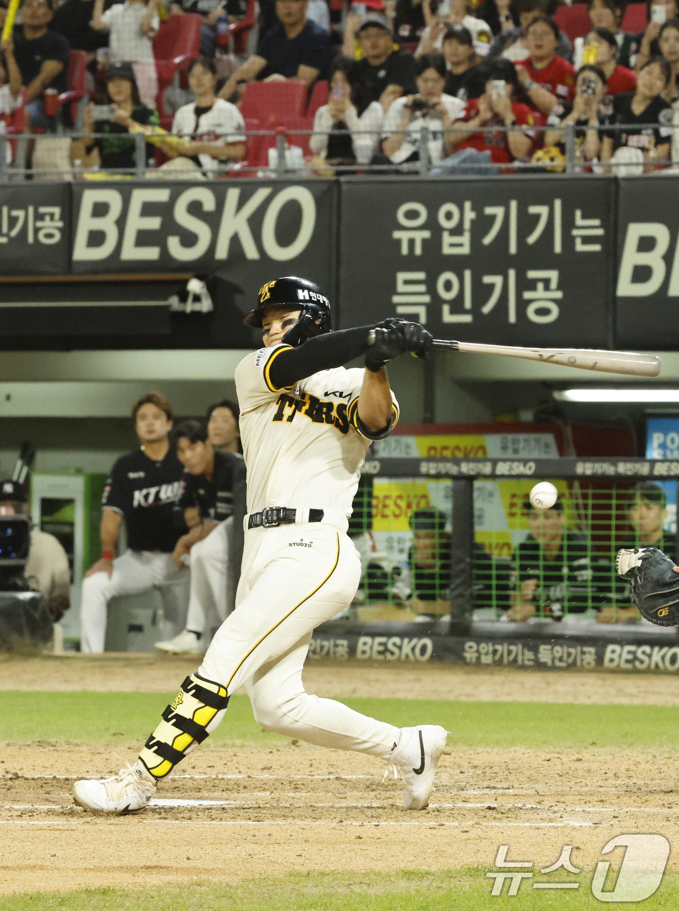 (광주=뉴스1) 김태성 기자 = 5일 광주 챔피언스필드에서 열린 프로야구 2026 신한 SOL KBO리그 KIA 타이거즈와 KT위즈의 경기 7회말 2사 상황, 김도영이 뒤로가는 파 …
