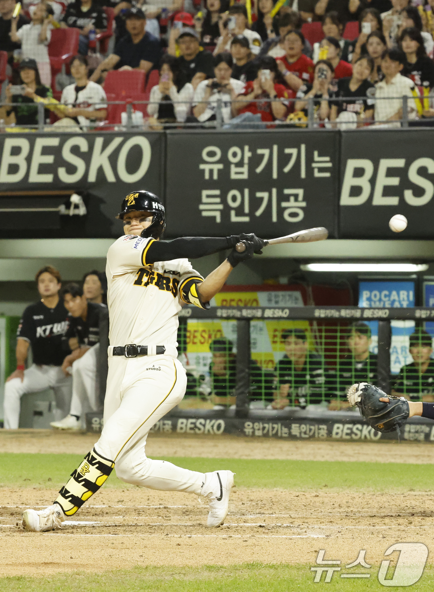 (광주=뉴스1) 김태성 기자 = 5일 광주 챔피언스필드에서 열린 프로야구 2026 신한 SOL KBO리그 KIA 타이거즈와 KT위즈의 경기에서 기아가 4대 3으로 앞선 7회말 2사 …