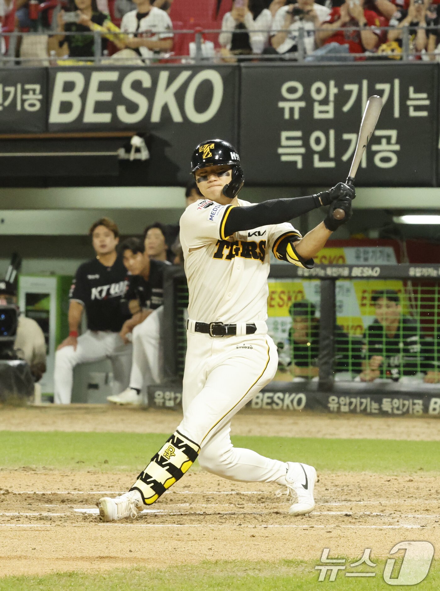 본문 이미지 - 5일 광주 챔피언스필드에서 열린 2026 신한 SOL KBO리그 기아 타이거즈와 KT위즈의 경기에서 기아가 4대 3으로 앞선 7회말 2사 상황, 김도영이 뒤로가는 파울볼을 치고 있다. 2026.9.5 ⓒ 뉴스1 김태성 기자